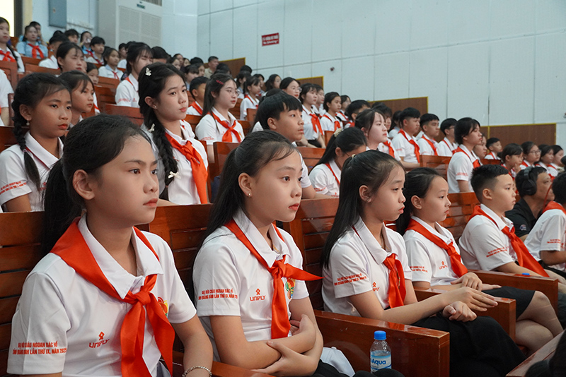 Các em học sinh tham gia diễn đàn.