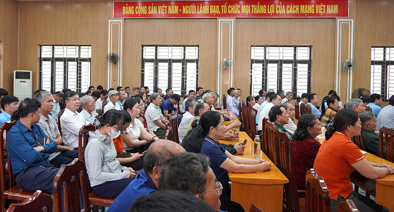 Đông đảo cử tri TP. Đồng Hới tham dự buổi tiếp xúc.