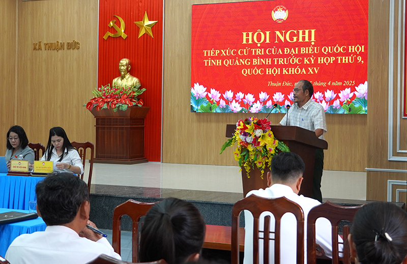 Cử tri TP. Đồng Hới trình bày ý kiến, kiến nghị tại buổi tiếp xúc.