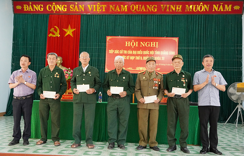 Đoàn đại biểu Quốc hội tỉnh tặng quà cho các cựu chiến binh trên địa bàn huyện Bố Trạch từng tham gia chiến dịch Hồ Chí Minh.