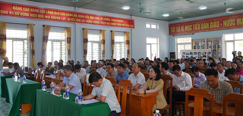 Các đại biểu và cử tri tham dự tại hội nghị tiếp xúc cử tri.