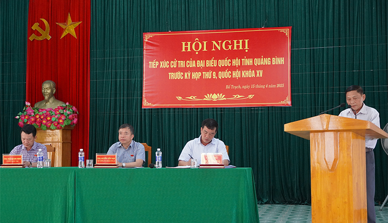  Cử tri tham gia ý kiến tại hội nghị.