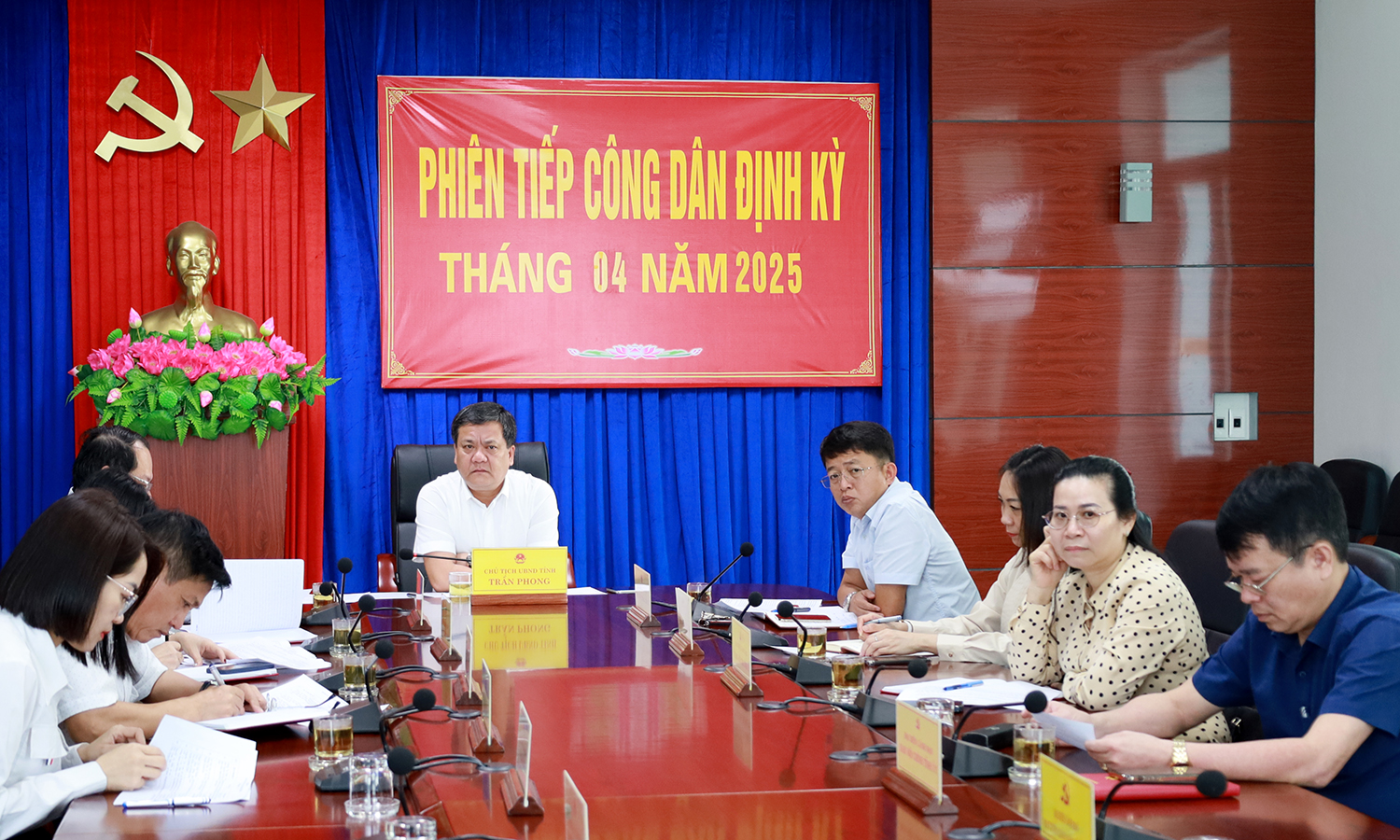 Đồng chí Chủ tịch UBND tỉnh Trần Phong lắng nghe, nắm bắt các nội dung khiếu nại, kiến nghị, phản ánh của công dân.