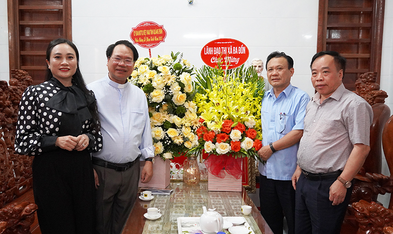 Đại diện lãnh đạo TX. Ba Đồn và Ủy ban MTTQVN TX. Ba Đồn tặng hoa, quà cho Giáo xứ  Văn Phú.