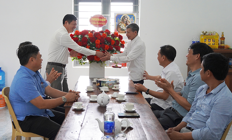 Đại diện lãnh đạo Ủy ban MTTQVN tỉnh tặng hoa, quà cho linh mục Hồ Thái Bạch.