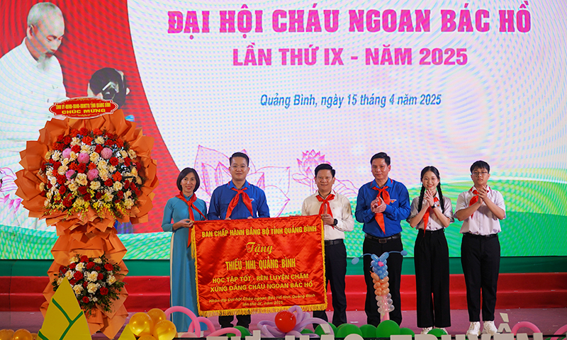 Đồng chí Phó Chủ tịch HĐND Lê Vĩnh Thế tỉnh tặng hoa và bức trướng chúc mừng đại hội.