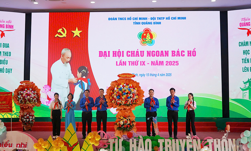 Hội đồng Đội Trung ương tặng hoa chúc mừng Đại hội