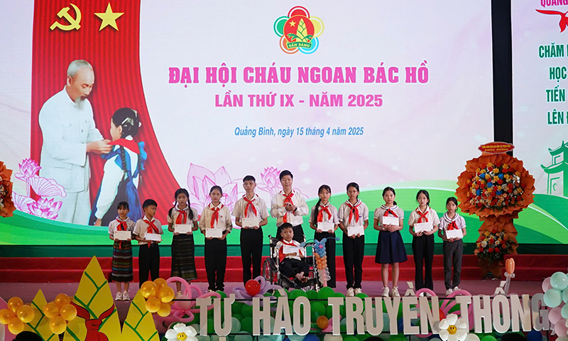 Ủy ban Mặt trận Tổ quốc Việt Nam tỉnh trao học bổng cho các bạn thiếu nhi.