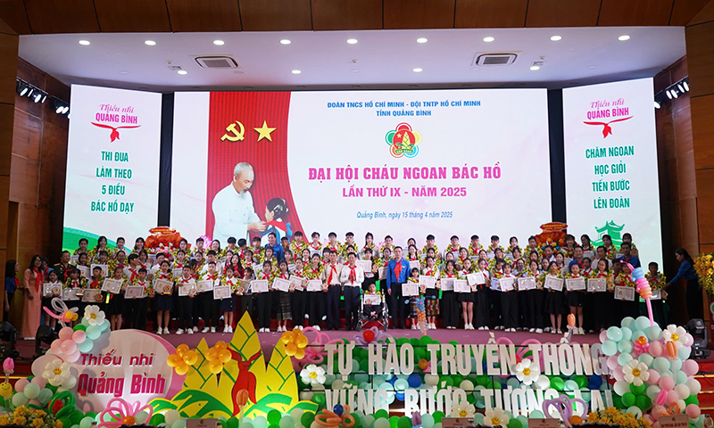 Lãnh đạo tỉnh, các ban, sở, ngành chụp ảnh lưu niệm cùng các đại biểu Cháu ngoan Bác Hồ.
