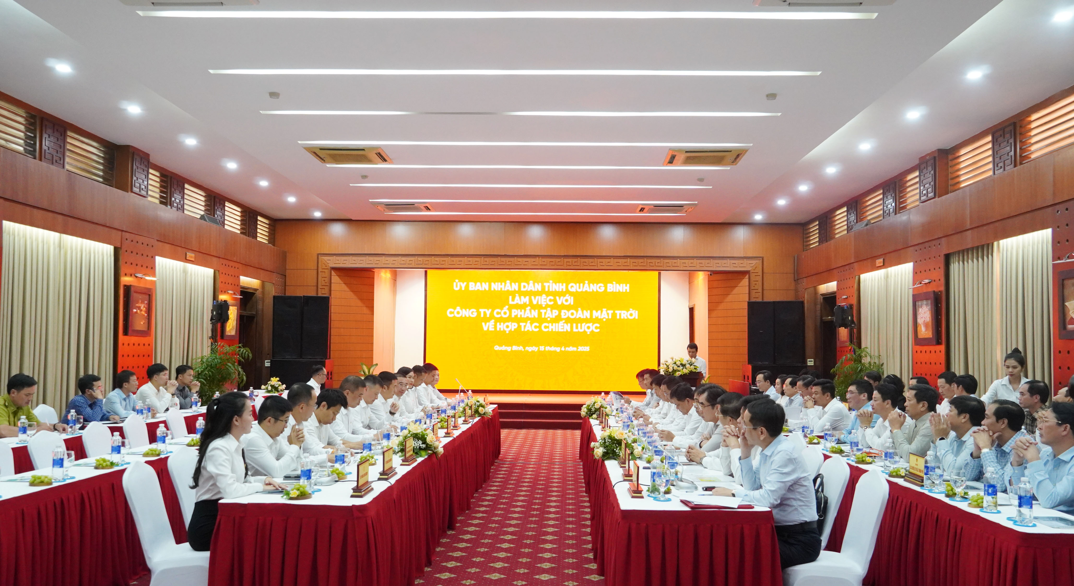 Quang cảnh buổi làm việc.