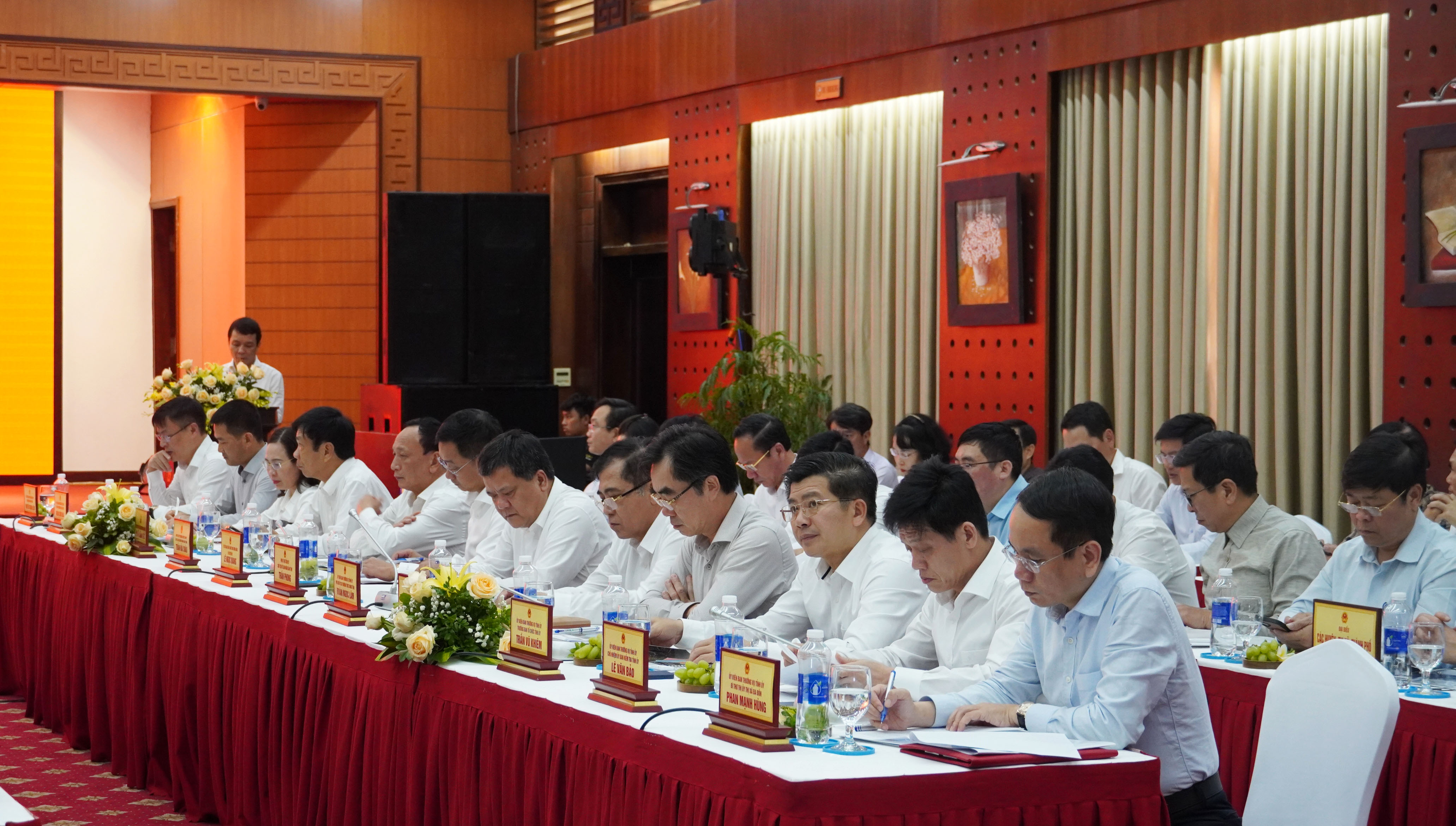 Các đại biểu dự buổi làm việc.