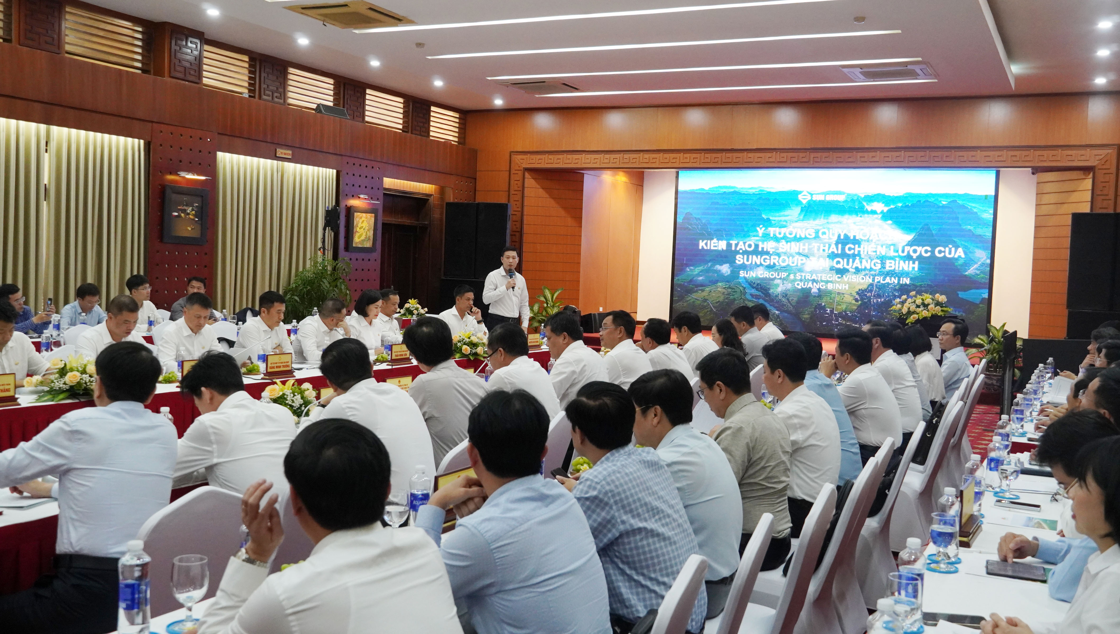 Đại diện Công ty CP Tập đoàn Mặt Trời trao đổi tại buổi làm việc. 