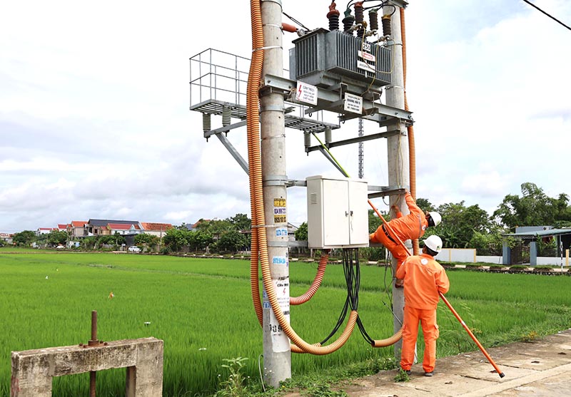 Điện lực Quảng Trạch kiểm tra an toàn công trình điện.