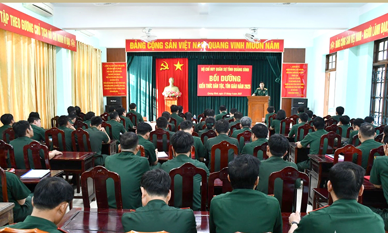 Quang cảnh lớp bồi dưỡng kiến thức dân tộc, tôn giáo. 