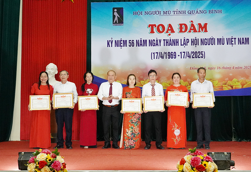 HNM tỉnh tặng giấy khen cho các tập thể HNM đã có thành tích xuất sắc trong phong trào thi đua xây dựng và phát triển tổ chức hội.