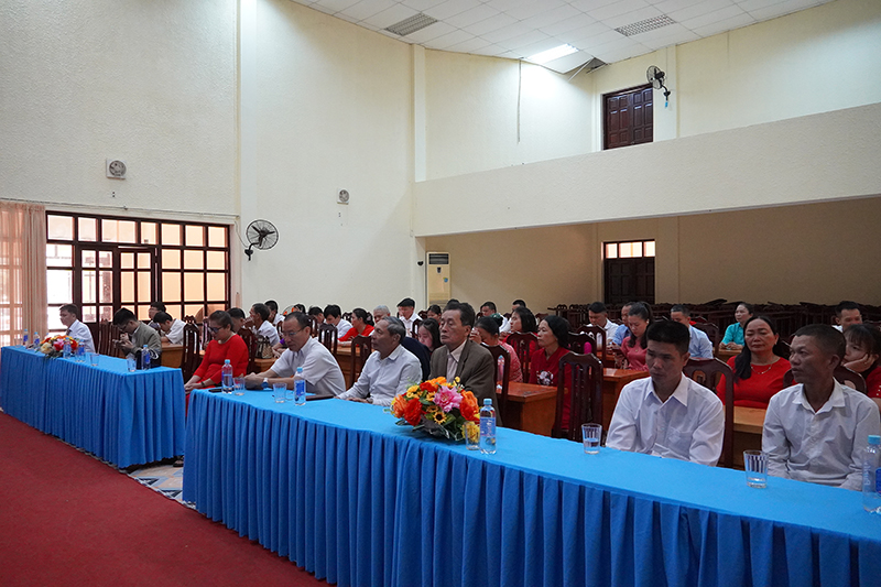 Các đại biểu dự lễ tọa đàm.