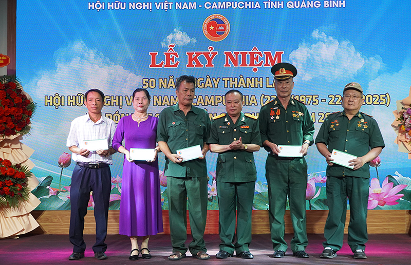 Tặng quà tri ân thân nhân gia đình liệt sĩ, thương binh nặng.