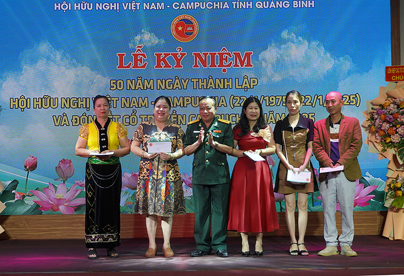 Tặng quà cho các gia đình người Campuchia đang sinh sống trên địa bàn tỉnh…