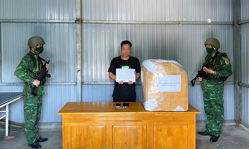 Đối tượng bị bắt cùng tang vật 12kg cần sa khô.
