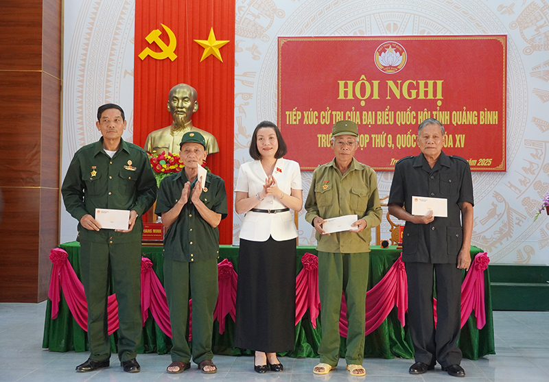 đoàn ĐBQH tỉnh cũng đã trao 5 suất quà cho các cựu chiến binh trên địa bàn tham gia chiến chiến dịch Hồ Chí Minh tháng 4/1975.