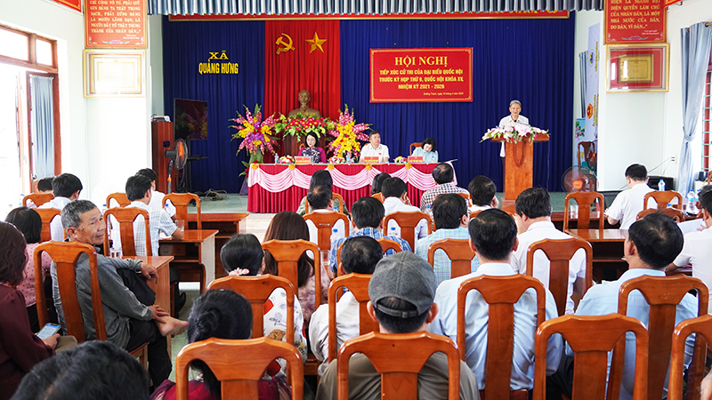 Quang cảnh buổi tiếp xúc cử tri ở huyện Quảng Trạch.