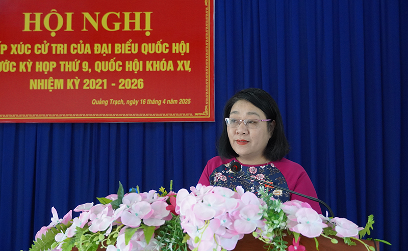 Đại biểu Nguyễn Thị Tuyết Nga báo cáo với cử một số  nội dung, chương trình kỳ họp thứ 9. buổi tiếp xúc cử tri.