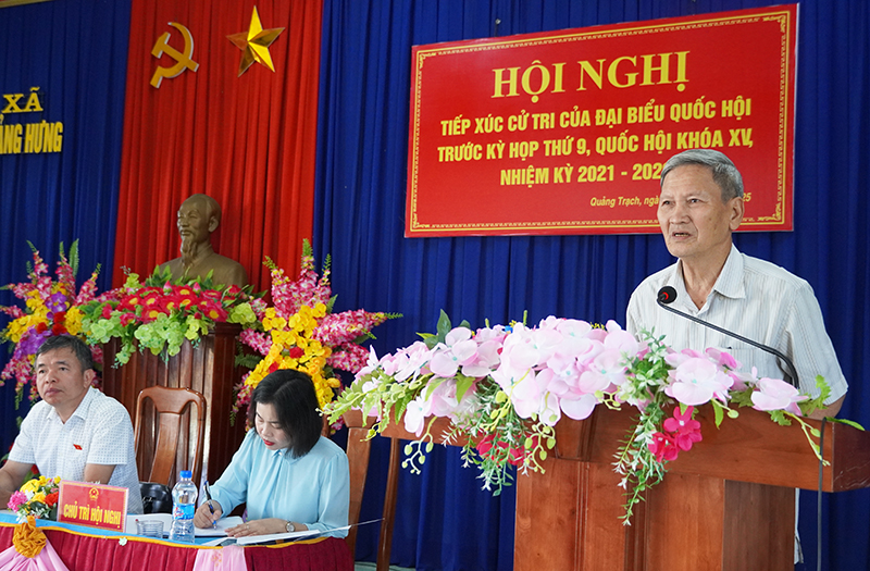 Cử tri huyện Quảng Trạch phát biểu kiến nghị.
