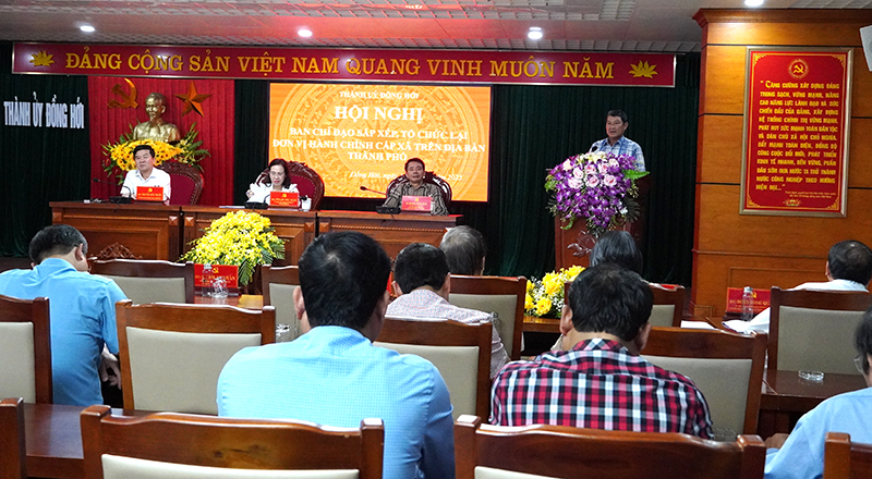 Các đại biểu thảo luận.