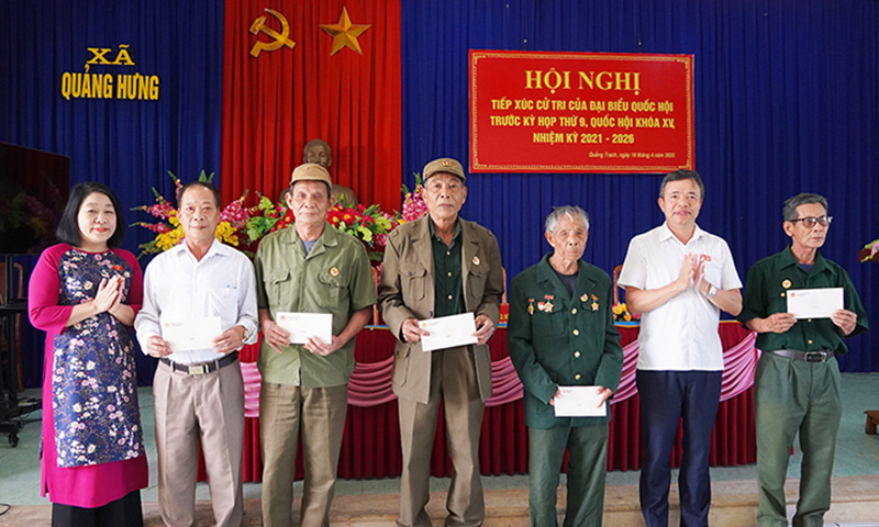 Đoàn đại biểu Quốc hội tỉnh tặng quà các cựu chiến binh từng tham gia Chiến dịch Hồ Chí Minh.