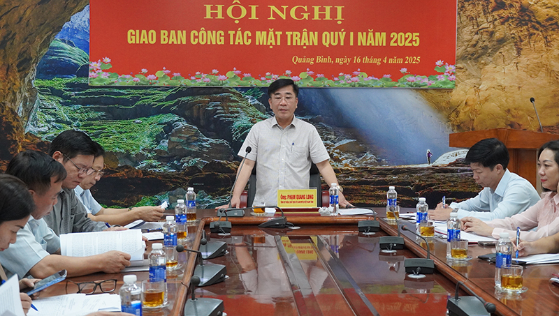 Đồng chí Chủ tịch Ủy ban MTTQVN tỉnh Phạm Quang Long phát biểu tại hội nghị.