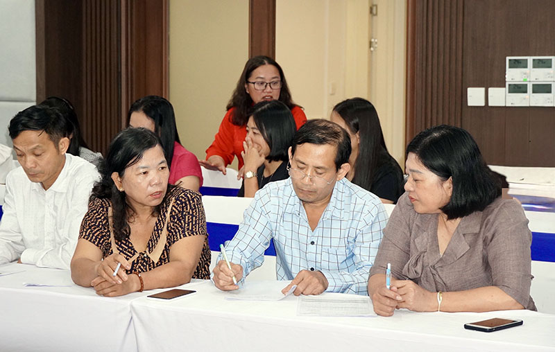 Các đại biểu chia nhóm để trao đổi, thảo luận.
