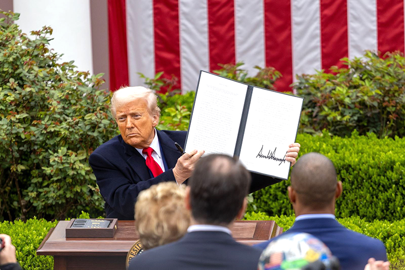  Tổng thống Mỹ Donald Trump ký sắc lệnh hành pháp tại Nhà Trắng, Washington, D.C. Ảnh: THX/TTXVN