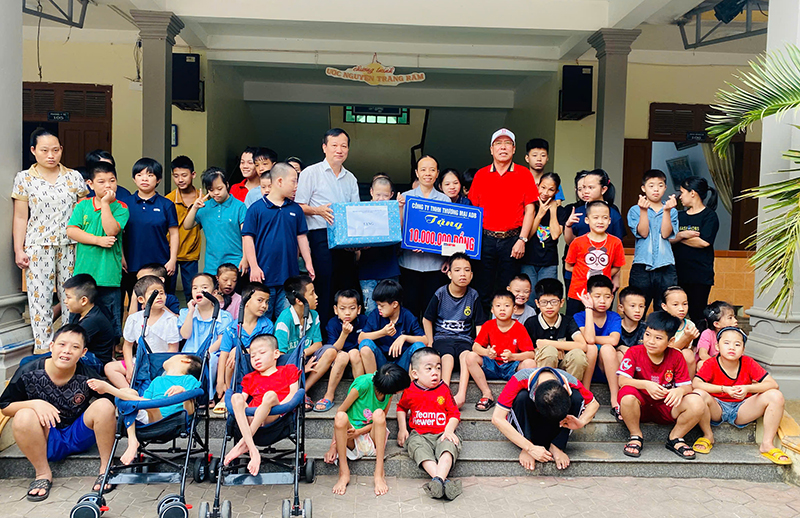 Hội Bảo trợ NKT-TMC phối hợp Công Ty TNHH Thương Mại ADB tặng quà cho Tu viện Mến thánh giá Hướng Phương.