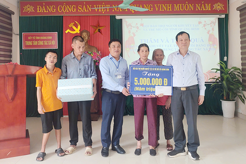 Tặng quà cho Trung tâm Công tác xã hội tỉnh.