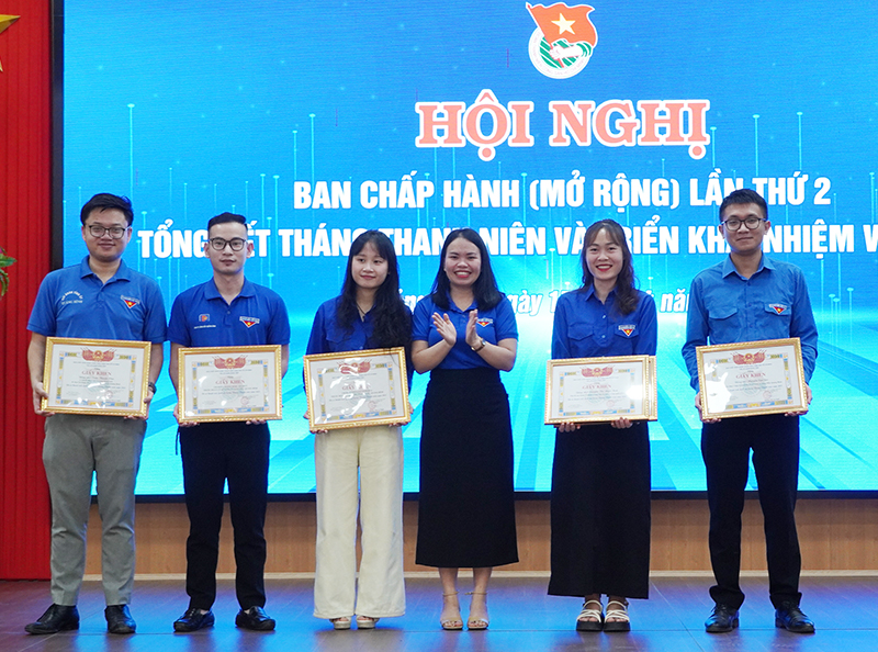 Đại diện lãnh đạo Đoàn các cơ quan Đảng tỉnh tặng giấy khen cho các tập thể, cá nhân có thành tích xuất sắc trong Tháng Thanh niên 2025.