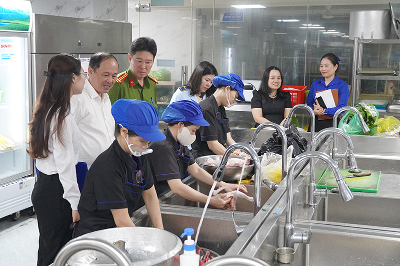 Đoàn liên ngành kiểm tra khu vực chế biến thức ăn tại bếp ăn tập thể của Bệnh viện đa khoa TTH Quảng Bình.