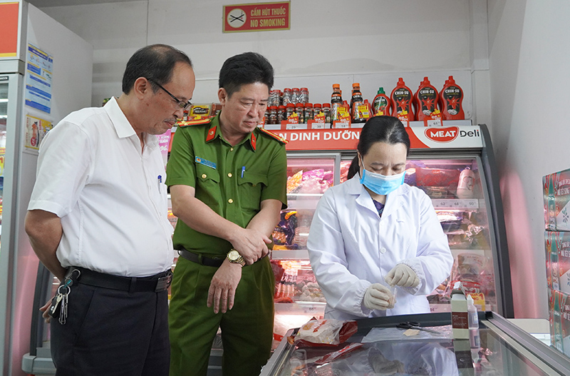 Lấy mẫu xét nghiệm tại cơ sở kinh doanh thực phẩm ăn uống.