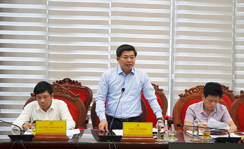 Trưởng ban Tổ chức Tỉnh ủy Quảng Bình trình bày báo cáo về các nội dung liên quan về việc sáp nhập, hợp nhất đơn vị hành chính cấp tỉnh theo chủ trương của Trung ương.