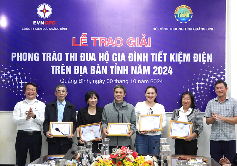 Đại diện lãnh đạo Sở Công thương và PC Quảng Bình trao giải chương trình “Hộ gia đình tiết kiệm điện tiêu biểu năm 2024”.