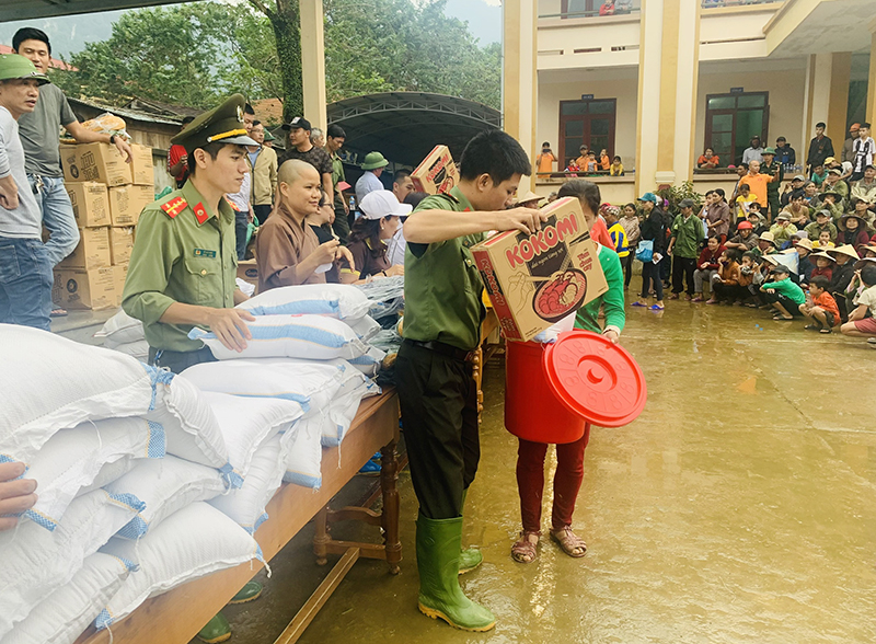 Cán bộ, chiến sĩ Phòng An ninh nội địa tham gia các hoạt động thiện nguyện, cứu trợ đồng bào bị lũ lụt tại huyện Lệ Thủy.