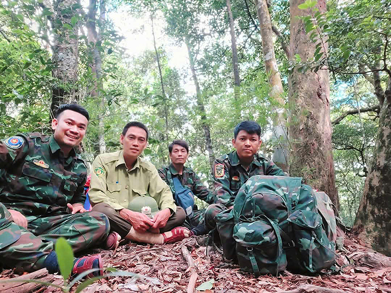 Anh Đinh Phú Cường (bìa phải) cùng đồng nghiệp trong chuyến tuần tra bảo vệ rừng.