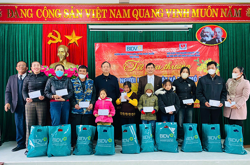 Hoạt động tặng quà cho người khuyết tật, trẻ mồ côi trên địa bàn được các cấp hội triển khai thường xuyên.