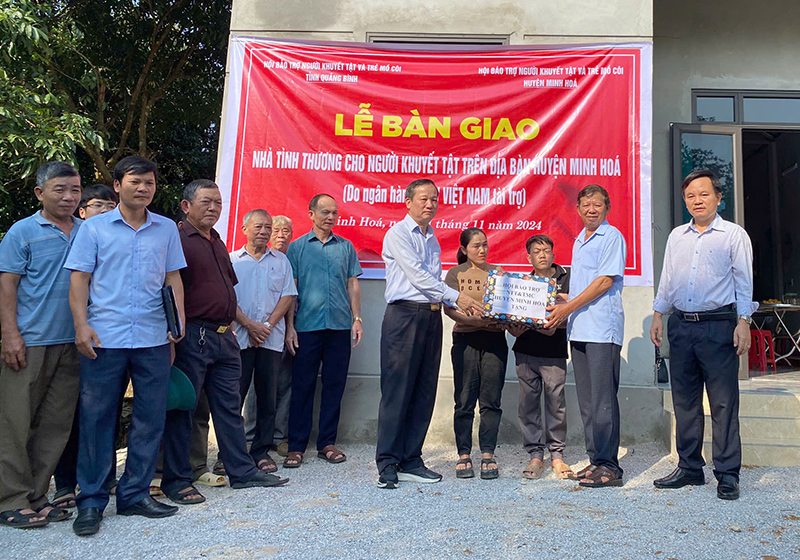 Hội Bảo trợ người khuyết tật và trẻ mồ côi  tỉnh bàn giao nhà tình thương cho người khuyết tật.