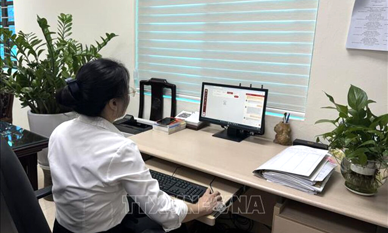 Thẩm phán sử dụng phần mềm  "trợ lý ảo " hỗ trợ công tác nghiệp vụ. Ảnh: TTXVN.