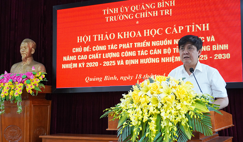 Đồng chí Hiệu trưởng Trường Chính trị tỉnh Lê Công Toán phát biểu khai mạc hội thảo khoa học.