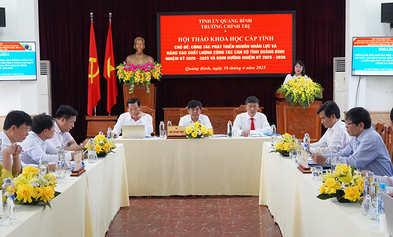  Đại diện lãnh đạo Ban Tổ chức Tỉnh ủy trình bày tham luận tại hội thảo khoa học.