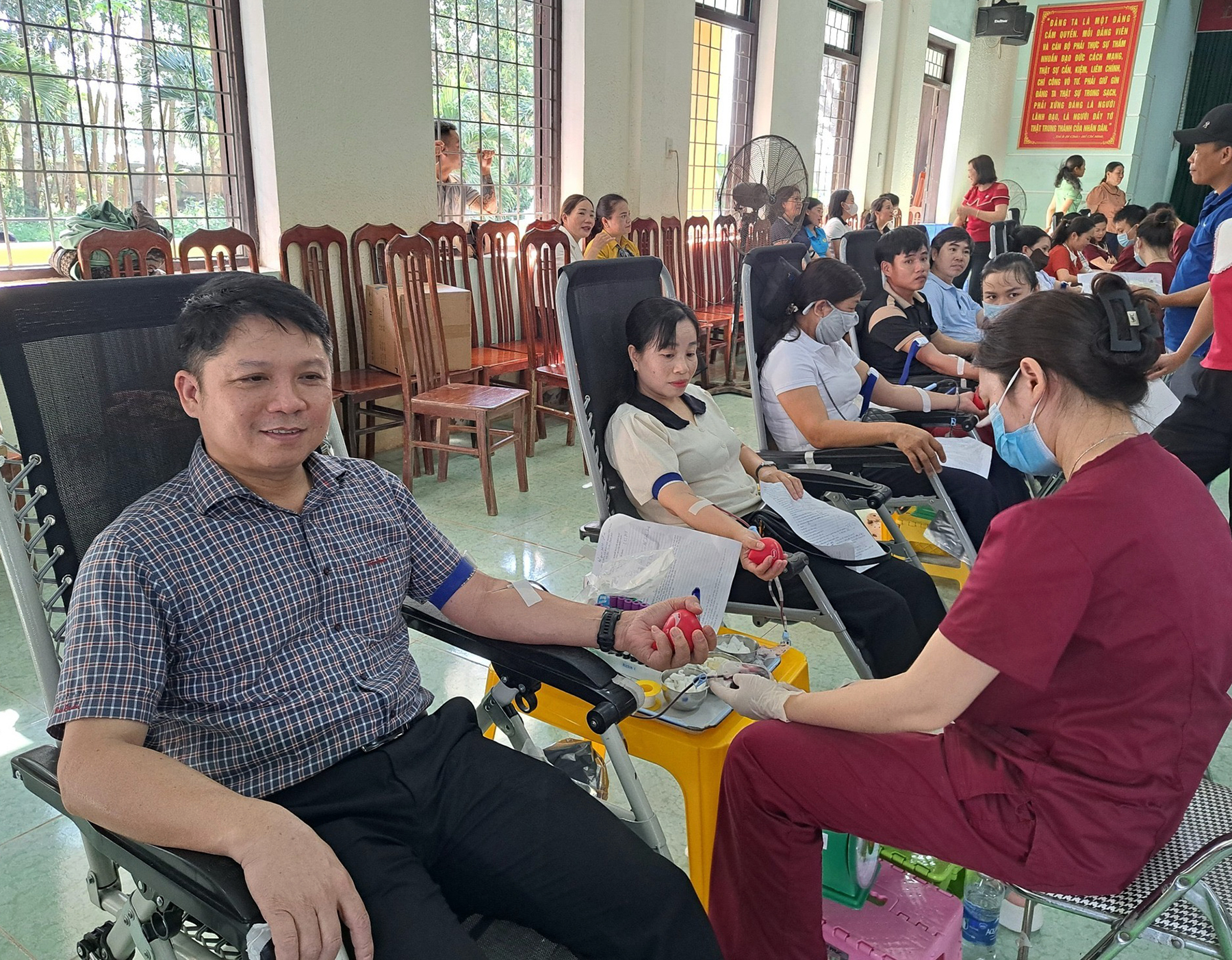 Cán bộ, công chức, viên chức huyện Lệ Thủy tham gia ngày hội hiến máu tình nguyện.