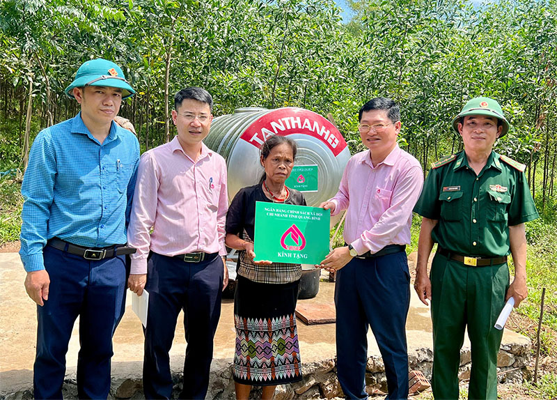 Trao tặng công trình nước sạch cho bà con bản Ploang