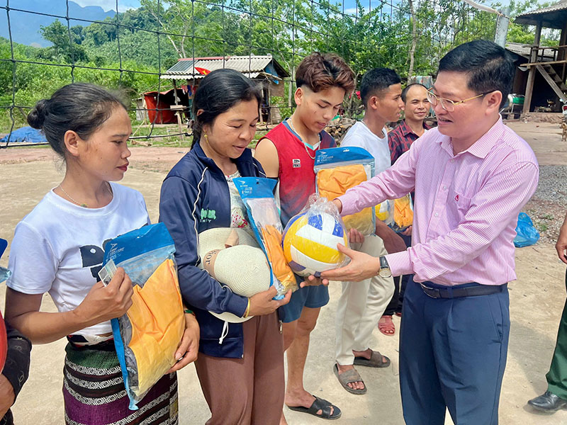 Tặng dụng cụ tập bóng chuyển cho bà con dân tộc bản Ploang