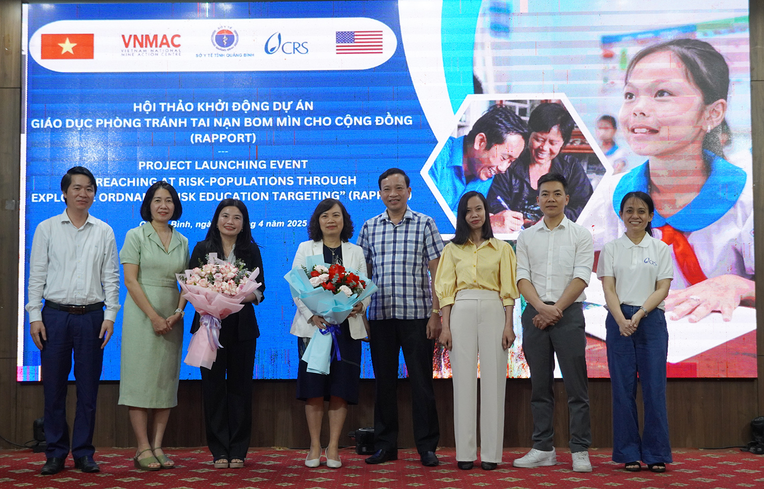 Đại diện UBND tỉnh và Sở Y tế tặng hoa cảm ơm sự hỗ trợ của các thành viên tổ chức CRS.